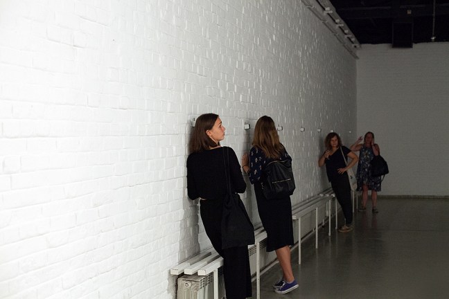 leaning-against-the-wall-performance